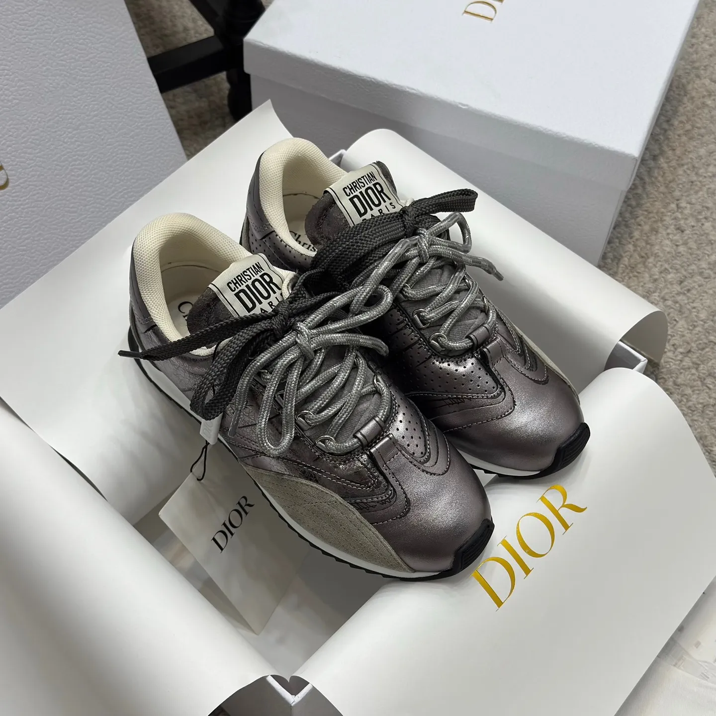 👟👟Ex-factory price 580👟👟 Original purchase and development 𝐂h𝐑𝐈𝐒𝐓𝐈𝐀𝐍 𝐃𝐈or This Dior Vibe Dior sneaker incorporates Dior's haute couture spirit and reinterprets the classic running shoes, moral training shoes. Forrest Gump shoes. Matched with Oblique Printed 3D printing technology reproduces the original fabric to create a contrasting modern style. The details are displayed with a 3D effect, and the iconic details of the logo decoration on the side and back are further embellished. It complements various casual or elegant items to create a modern look.  ✅The tongue is decorated with the Christian Dior PARIS Logo in 3 different colors and overlapping fabric lines. It is consistent with the original version. It is full of details. Welcome to compare and compare with the ordinary version on the market. ✅The original rubber TPU sole is decorated with the DIOR logo. The convex and concave rubber sole is decorated with the Christian Dior lucky star symbol. ✅Size: 35-40 (41 can be customized)